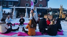 Uludağ'da bir işletmenin başlattığı 'karda yoga' etkinliğine turistlerden büyük ilgi!