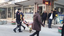 Eşinin boğazını kesti, yardıma çağırdığı sağlık ekiplerini eve kilitledi