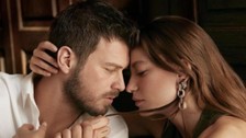 Show TV ekranlarında yayınlanacak olan başrollerini Serenay Sarıkaya ve Kıvanç Tatlıtuğ'un paylaştığı 'Aile' dizisinin ilk fragmanı yayınlandı