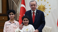 Cumhurbaşkanı Recep Tayyip Erdoğan, Türkiye'de tedavi edilen Filistinli Rahaf ve Muhammed Halil Salman ile görüştü