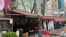 Beyoğlu'nda bir kafede oturan şahsa saldıran baltalı saldırgan etrafa korku saçtı!