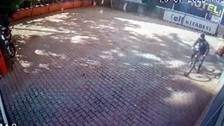 Antalya'da aynı bisikleti 3 defa çalan şüpheli çaldığı bisikleti satmaya çalışırken yakalandı!