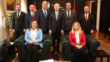 MHP'den istifa edip CHP'ye katılan Engin Ayengin'in rozetini Kemal Kılıçdaroğlu taktı