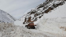 Yoğun kar yağışı sebebiyle Hakkari-Şırnak karayolunda ulaşım sağlanamıyor