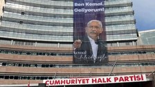 CHP Genel Merkezine asılan “Yeter! Söz Milletin” yazılı afişinin yerini “Ben Kemal, geliyorum” yazılı afiş aldı