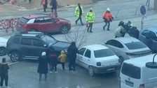Trafikte karşılaşan husumetliler önce birbirilerinin arabalarına çarptılar daha sonra tekme tokat daldılar!