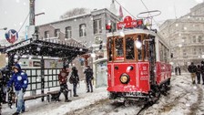 Yoğun kar yağışı ve tipi nedeniyle İstanbul'da bazı üniversiteler eğitime ara verdi