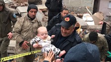 SON DAKİKA DEPREM: Kahramanmaraş merkezli depremin ardından enkaz altından bir bebek canlı şekilde çıkarıldı