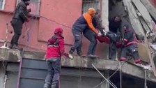Malatya'da enkaz altında kalan 78 yaşındaki vatandaş kurtarıldı! VİDEO