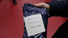 İsmi bilinmeyen bir kişi şehidinin giyemediği çorapları depremzedelere gönderdi
