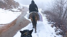 Arabayla ulaşamadıkları köylere katır sırtında yardım taşıdı