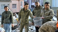 Hatay'da meydana gelen depremin ardından oluşan enkazın altında kalan kadın ekipler kendisine ulaştığında hayatını kaybetti