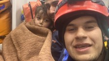 "Korkma, geldik" diyen AFAD ekibine minik Sare'den ağlatan cevap: "Acele etmeyin, bir şeyim yok"