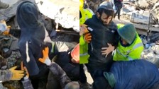 Kahramanmaraş'ta 60 saattir enkaz altında olan genç Ahmet yaşam koridorunu yürüyerek çıktı, umutlar arttı
