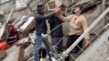 Hatay'da polis baba ailesini kurtarmak için gardırobun demiriyle duvarı deldi | VİDEO