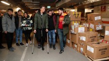 Muslera koltuk değnekleriyle depremzedelere yardıma geldi