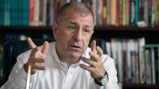 Gazeteci Cem Küçük Zafer Partisi lideri Ümit Özdağ al bütün oylar senin olsun dedi