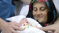 Depremzede hamile kadın, yüzer hastaneye dönüştürülen askeri gemide doğum yaptı