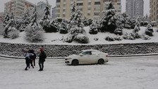 Doğu Karadeniz'de esaret! Kar sebebiyle bin 210 köy ve mahalle yolu kapandı, araçlar yolda kaldı!