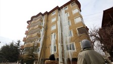 Kahramanmaraş merkezli 7.7 ve 7.6'lık iki deprem sonucu enkaza dönen evler dondurucu soğuğun etkisiyle buz tuttu