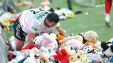 Beşiktaş taraftarlarının Antalyaspor karşılaşmasında düzenlediği “Bu oyuncak sana arkadaşım” kampanyası dünya basınında yer buldu