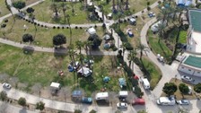 Depremden sonra evlerine giremeyen Adanalılar parka yerleşti