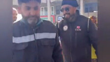Çadırda kalan vefalı depremzedeler, polislere yöresel ekmeklerini yapıp ikram etti