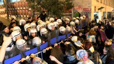 Taksim'e yürümek isteyen kadınlara polis müdahale etti
