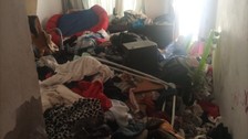 Şaka gibi ama gerçek! Evinden 3 kamyon çöp çıktı