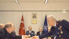 Türkiye-İsveç-Finlandiya toplantısında tepki çeken anlar: Türk generalin görevi çay bardağı toplamak mı?