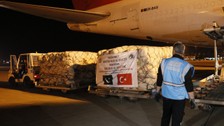 Pakistan’dan Türkiye’ye uçakla çadırlar gelmeye başladı