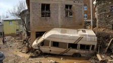 Bitlis'te gölet seti yıkıldı! Mahalle su altında kalırken araçlar kullanılamaz hale geldi