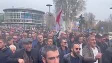 Tiflis'te göstericiler, Parlamentonun önündeki AB bayrağını yaktı