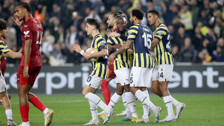 Fenerbahçe-Sevilla rövanş maçında sahaya atılan yabancı madde sonucu İspanyol takımın kalecisi sakatlandı