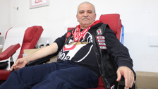 462'nci defa kan bağışında bulunan 63 yaşındaki Şahin bugüne kadar toplam 182 litre kan verdi