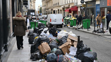 Paris sokaklarında çöp yığınları günlük rutin halini aldı