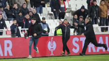 Sivasspor - Fiorentina maçında sahaya giren taraftar Fiorentina oyuncusu Bianca'ya yumruk atıp burnunu kırdı