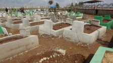 Yağmur sonrası depremzedelerin mezarları çöktü