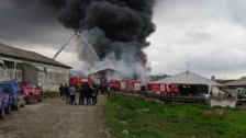 Kocaeli'nin Gebze ilçesinde kimyasal madde üretimi yapan fabrikanın deposunda çıkan yangını söndürme çalışmaları devam ediyor