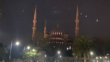 Dünya Saati'nde ışıklar iklim krizi ve depremde yaşamını yitirenleri anmak için kapandı