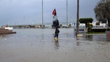 Maraş depremlerinden olumsuz etkilenen Hatay İskenderun'da sokaklar göle döndü