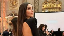 Milano'da katıldığı bir davette tüm güzelliğini gözler önüne seren oyuncu Hande Erçel beğeni yağmuruna tutuldu