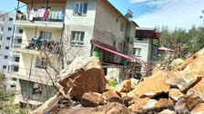 Artçıların sürdüğü Adana'da korkutan görüntü! Ortadan ikiye ayrıldı