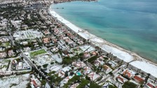 İzmir'in Çeşme ilçesinde Nisan ayında şaşırtan görüntü: Dolunun etkili olduğu yerde plajlar beyaza büründü