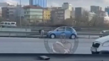 İstanbul'da akan trafiği rağmen aracını sağa çekip namaz kılan şahıs gündem oldu
