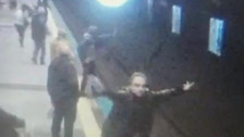 Üniversiteli genç kız Maltepe'de metro raylarına atladı, vatandaşlar büyük korku yaşadı! O anlar kamerada