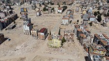 Kahramanmaraş merkezli depremlerde adeta enkaza dönen Hatay'da meydanlar oluştu