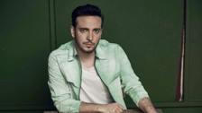 Oğuzhan Koç başrolünü oynadığı 'Özür Dilerim' filminin galası için makyaj yaptırdı! Fazla abartılınca sosyal medyanın diline düştü