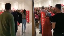 Mağazada izdiham! Müşterilerin üzerine atılan ürünleri almak için birbirini ezdi
