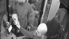 Otobüs şoföründen örnek davranış, iftara yetişemeyen yolculara yiyecek dağıttı